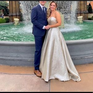 Gorgeous Mac Duggal,Metallic Gold (oyster) strapless Sweetheart gown w/ pockets